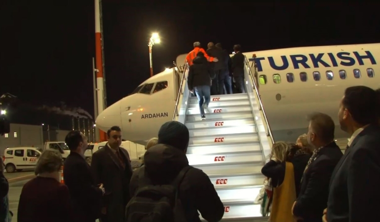 İsrail’in alıkoyduğu Küresel Sumud Filosu aktivistlerini taşıyan uçak İstanbul’a geldi