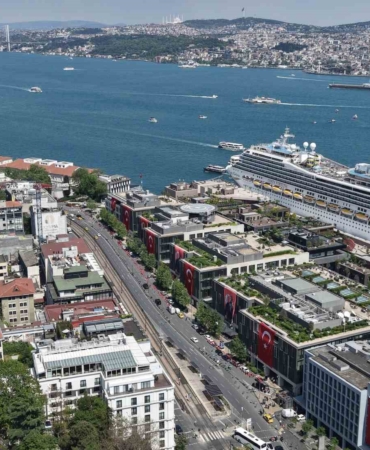 İstanbul’da 19 Mayıs coşkusu, Boğaz’la bütünleşen bayrak manzarası görsel şölen sundu