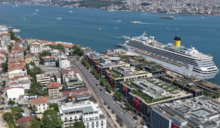 İstanbul’da 19 Mayıs coşkusu, Boğaz’la bütünleşen bayrak manzarası görsel şölen sundu