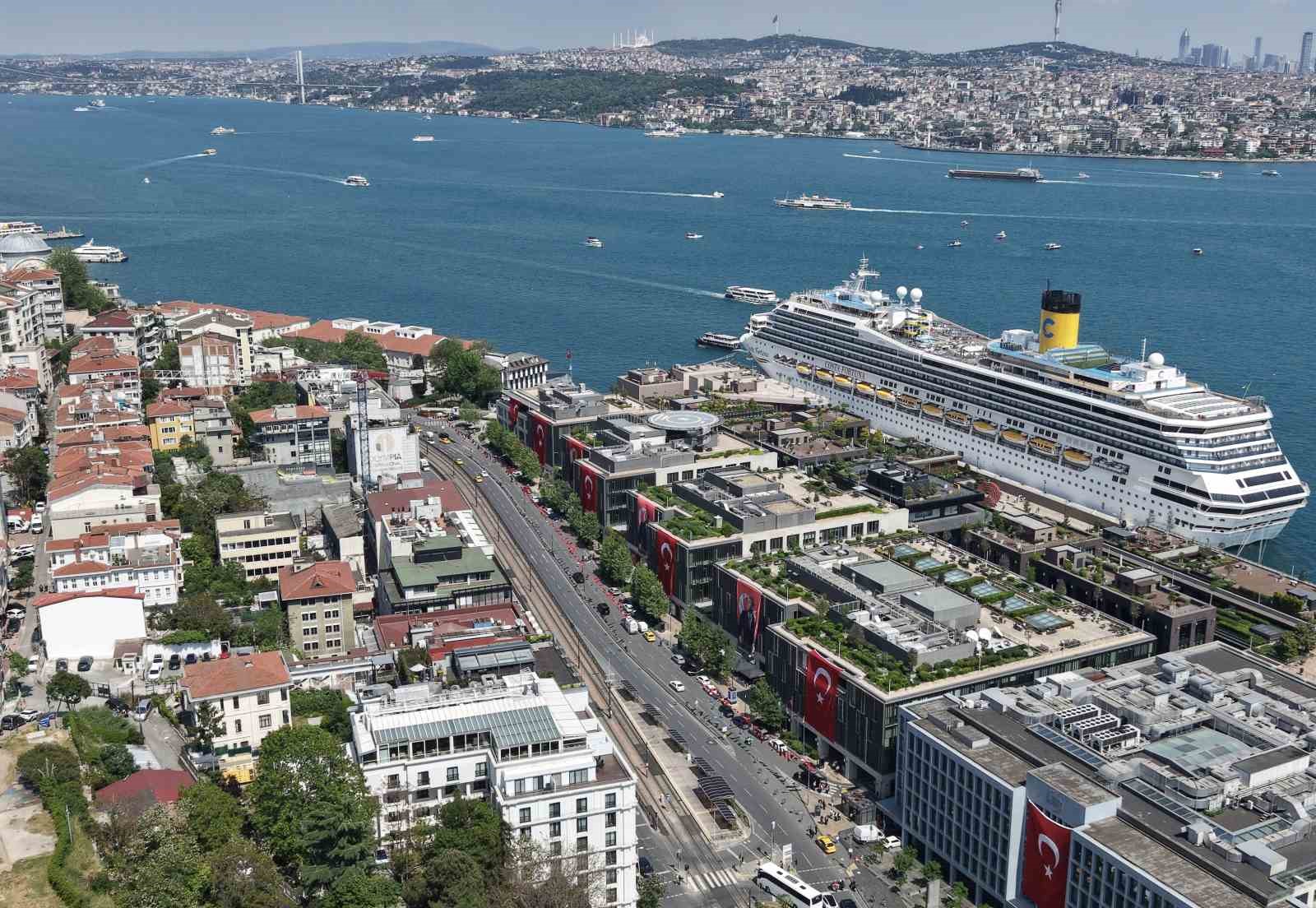 İstanbul’da 19 Mayıs coşkusu, Boğaz’la bütünleşen bayrak manzarası görsel şölen sundu