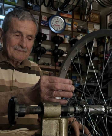 72 yıllık mesleğini, 85 yaşında ilk günkü heyecanla sürdürüyor