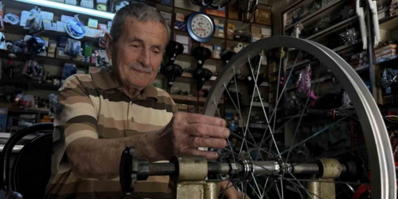 72 yıllık mesleğini, 85 yaşında ilk günkü heyecanla sürdürüyor