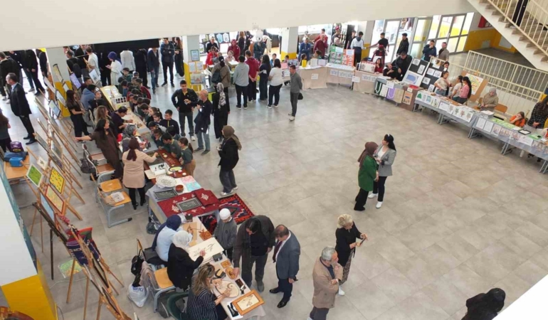 Balıkesir’de öğrencilerin yıl sonu sergisi yoğun ilgi gördü