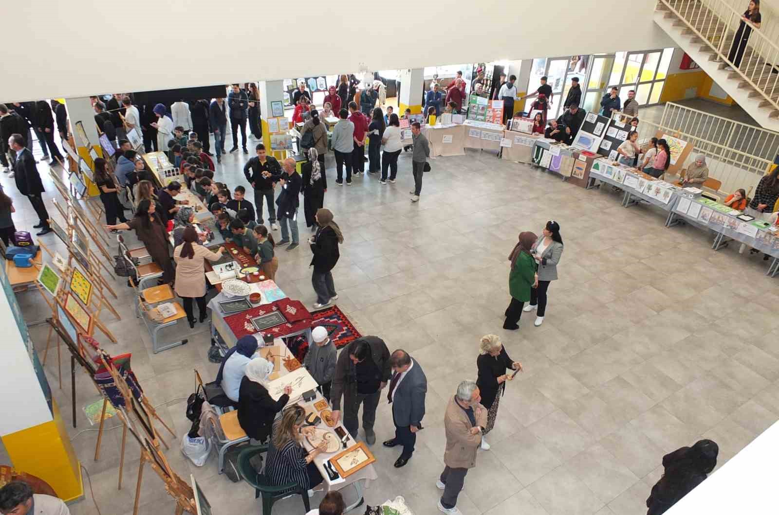 Balıkesir’de öğrencilerin yıl sonu sergisi yoğun ilgi gördü