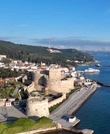 Sarı kule, Çanakkale Boğazı’na giren düşman gemilerini beyaz flama ile bildiriyordu
