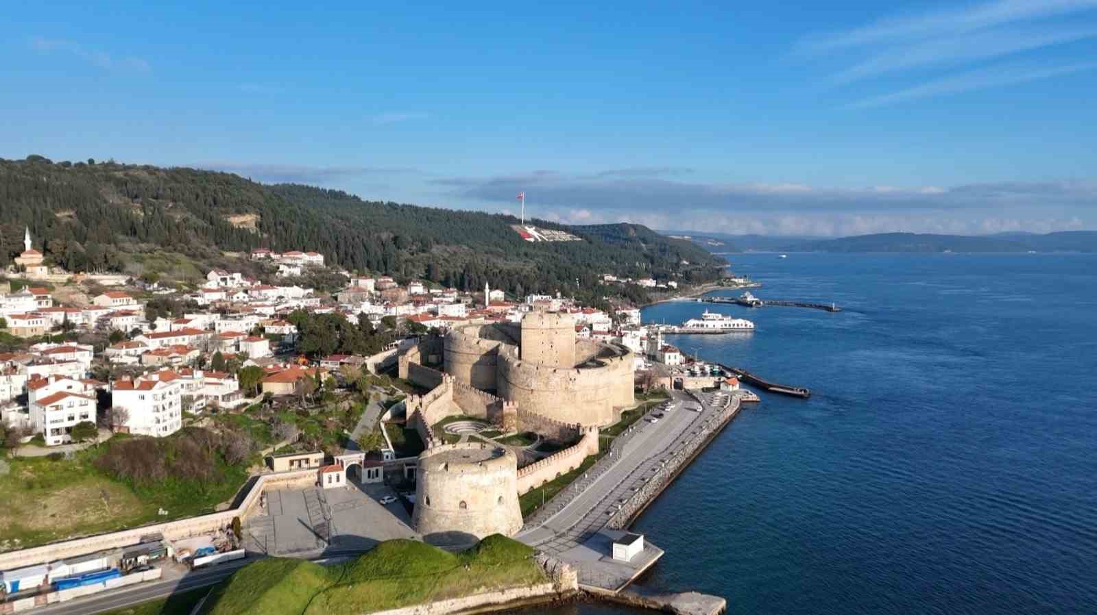 Sarı kule, Çanakkale Boğazı’na giren düşman gemilerini beyaz flama ile bildiriyordu