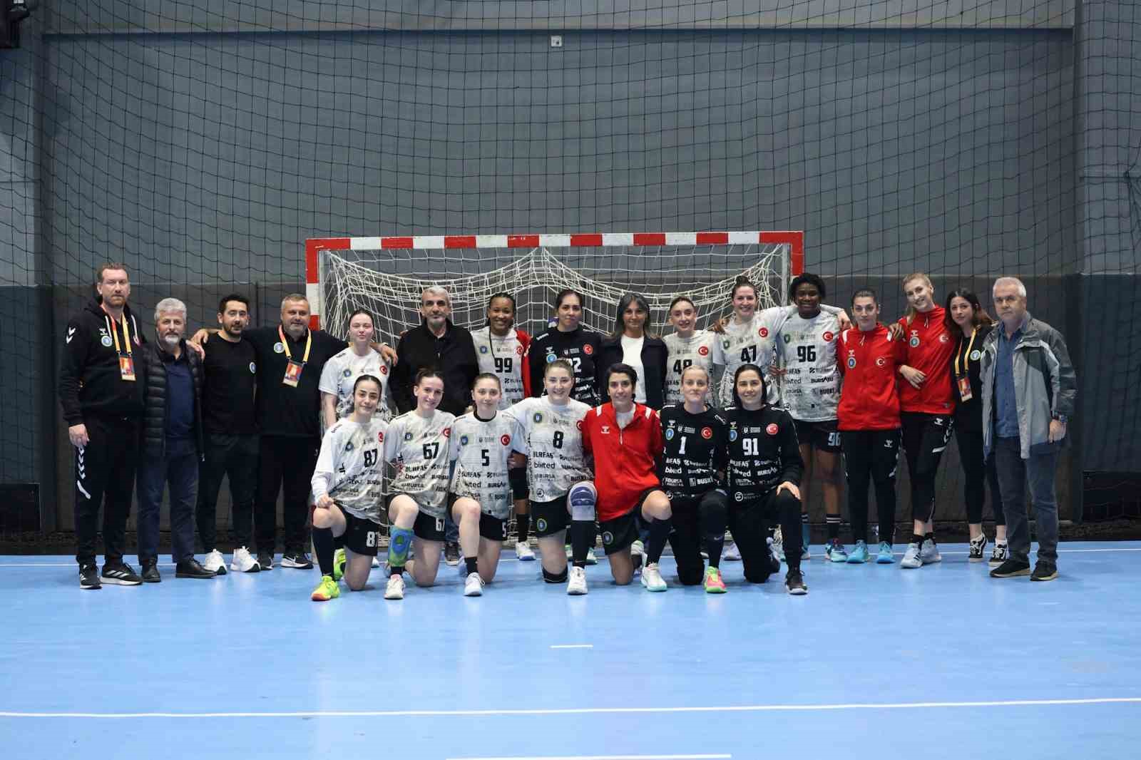 Bursa Büyükşehir Belediyespor şampiyonluğa koşuyor