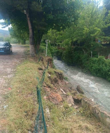 Bilecik’te istinat duvarı çöktü, toprak kayması meydana geldi