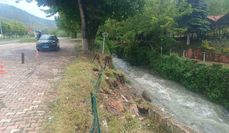 Bilecik’te istinat duvarı çöktü, toprak kayması meydana geldi