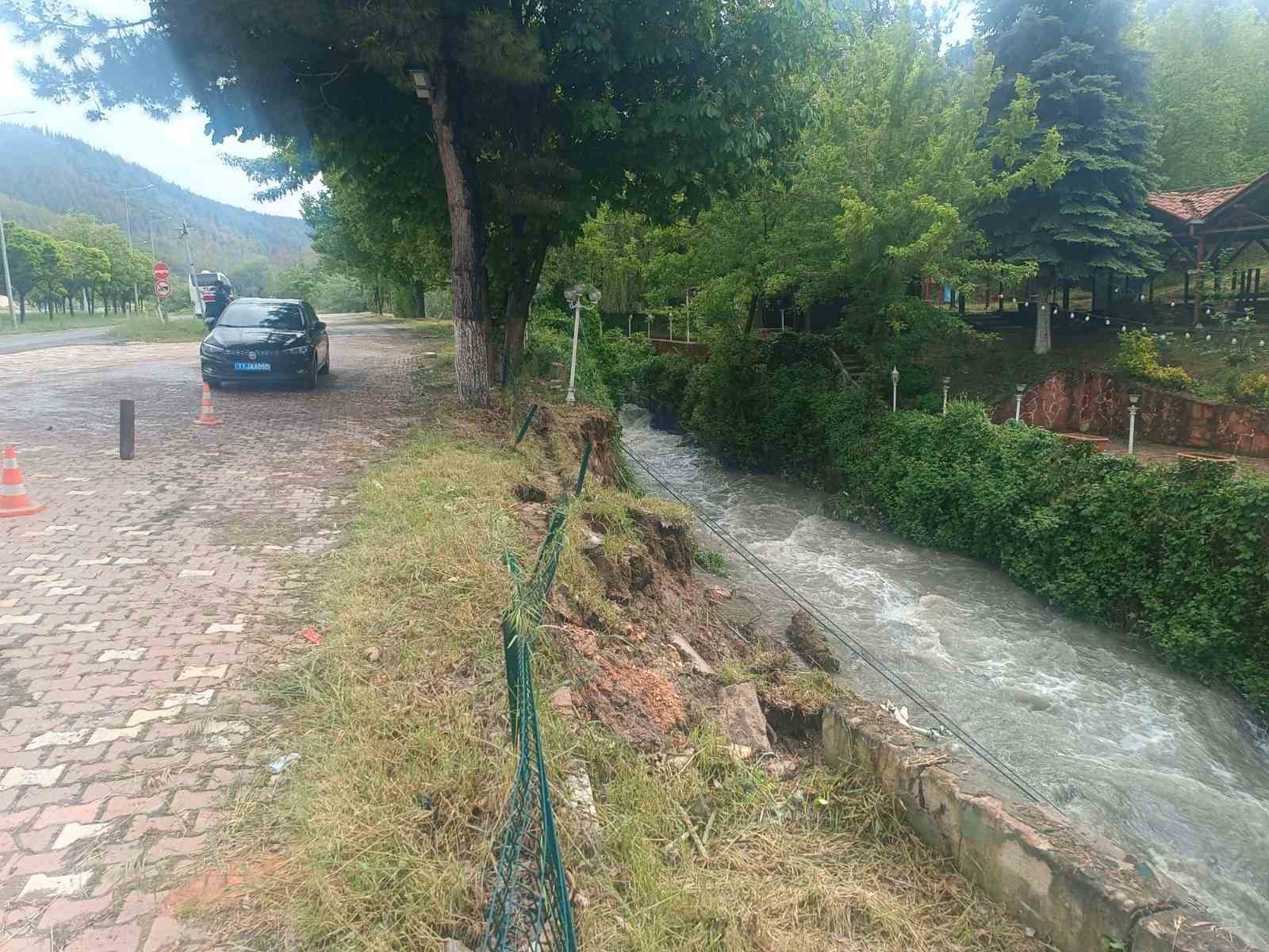 Bilecik’te istinat duvarı çöktü, toprak kayması meydana geldi