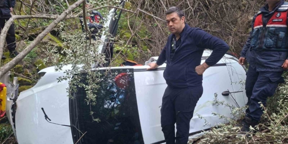 Ayvacık’ta otomobil uçuruma yuvarlandı, sürücü yaralandı