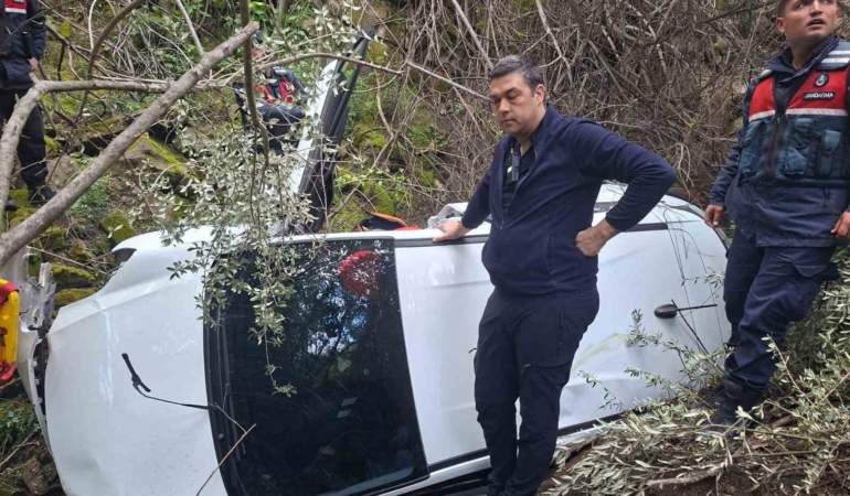 Ayvacık’ta otomobil uçuruma yuvarlandı, sürücü yaralandı