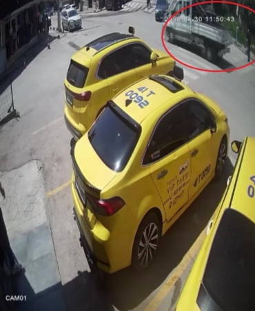 Görme engelli yayanın zor anları kamerada