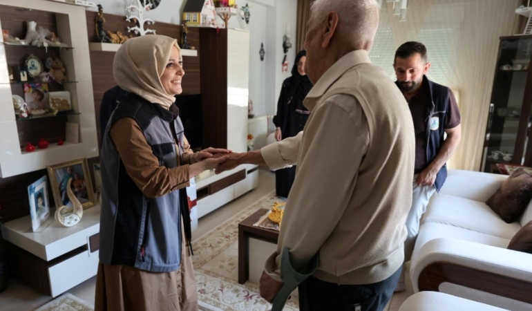 “Alo Evlat” ekipleri bayramda yaşlıları yalnız bırakmadı