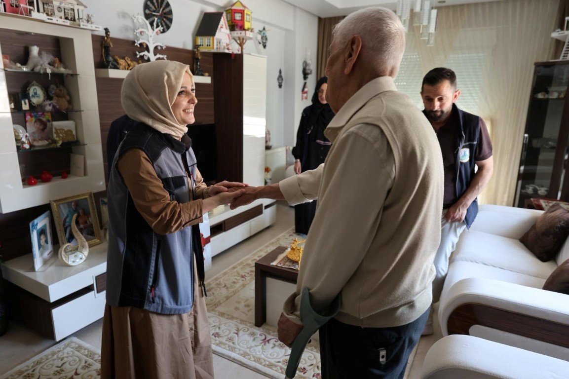 "Alo Evlat" ekipleri bayramda yaşlıları yalnız bırakmadı