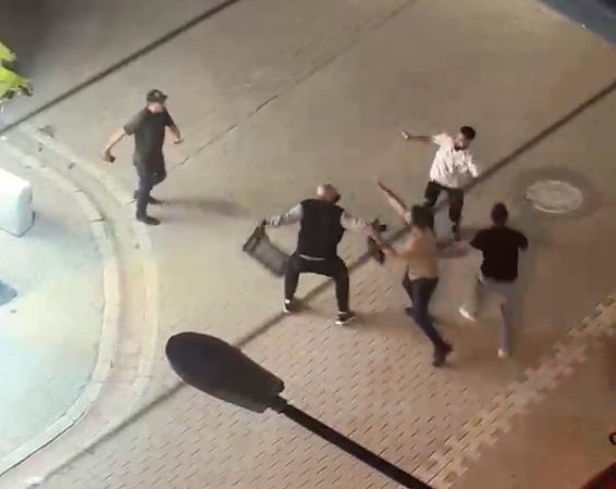 Esenyurt’ta yabancı uyruklu 3 şahıs birbirine girdi, çevredekiler güçlükle ayırdı