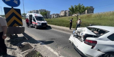 Trafik polisinden örnek davranış: Sürücülerin güvenliği için süpürgeyle yolu süpürdü