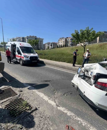 Trafik polisinden örnek davranış: Sürücülerin güvenliği için süpürgeyle yolu süpürdü