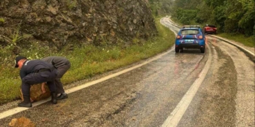 Aşırı yağış sonrası kayalar yola düştü