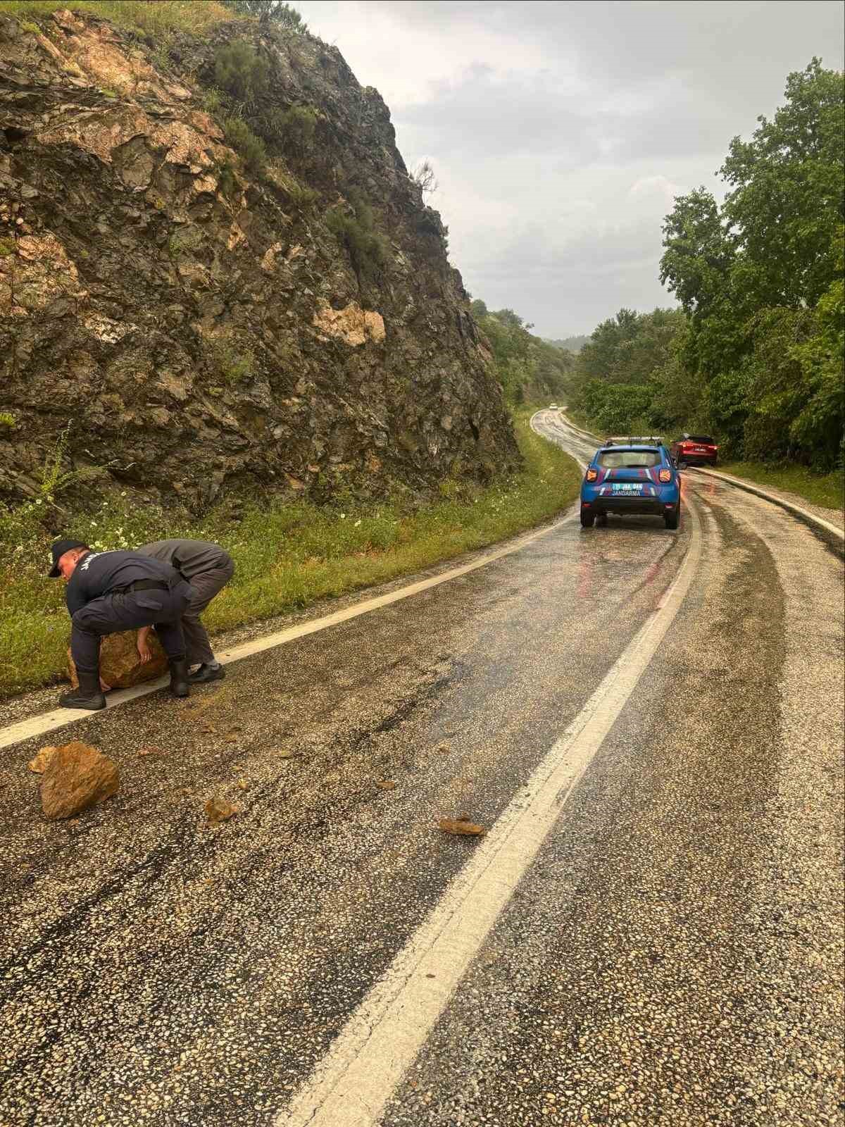 Aşırı yağış sonrası kayalar yola düştü
