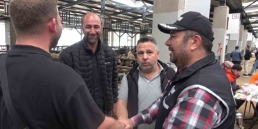 Kurban pazarında güldüren anlar...Mali Polis çetin pazarlığa dahil oldu