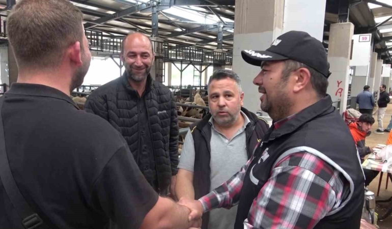 Kurban pazarında güldüren anlar…Mali Polis çetin pazarlığa dahil oldu