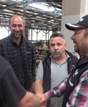 Kurban pazarında güldüren anlar :Mali Polis çetin pazarlığa dahil oldu