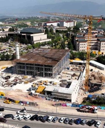 Umuttepe’deki cami ve otopark inşaatı hızla ilerliyor