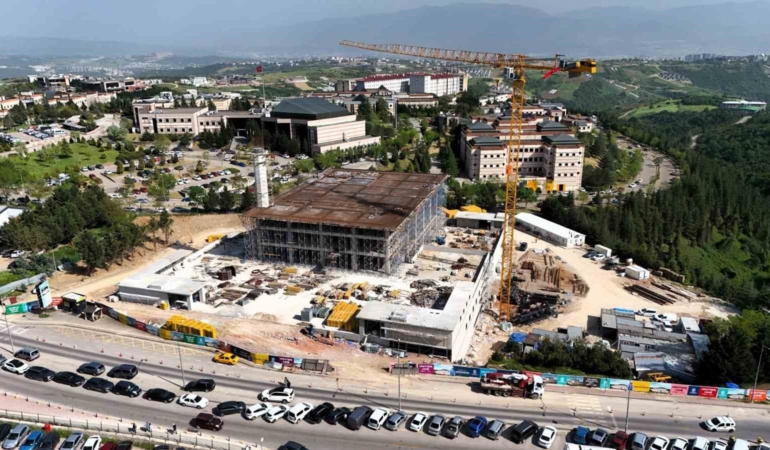 Umuttepe’deki cami ve otopark inşaatı hızla ilerliyor