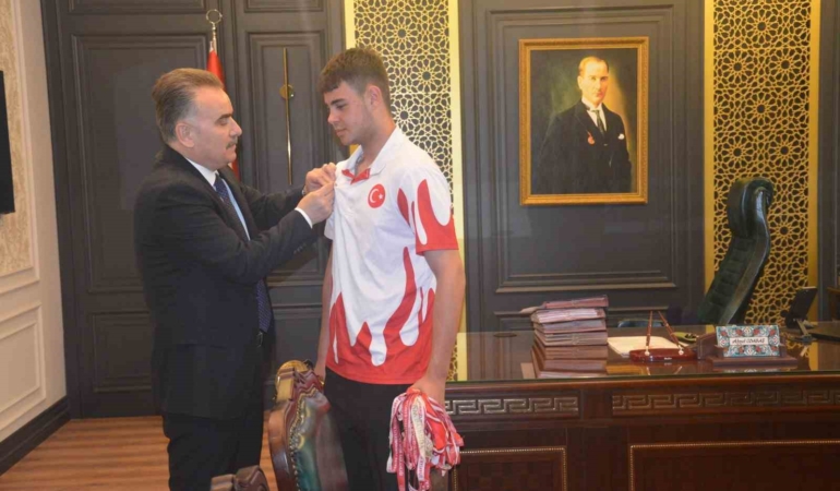 Edremitli muaythai sporcusu dünya şampiyonluğu için Malezya yolcusu