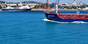 İstanbul Boğazından yunus sürüsüyle Kurban bayramı manzarası