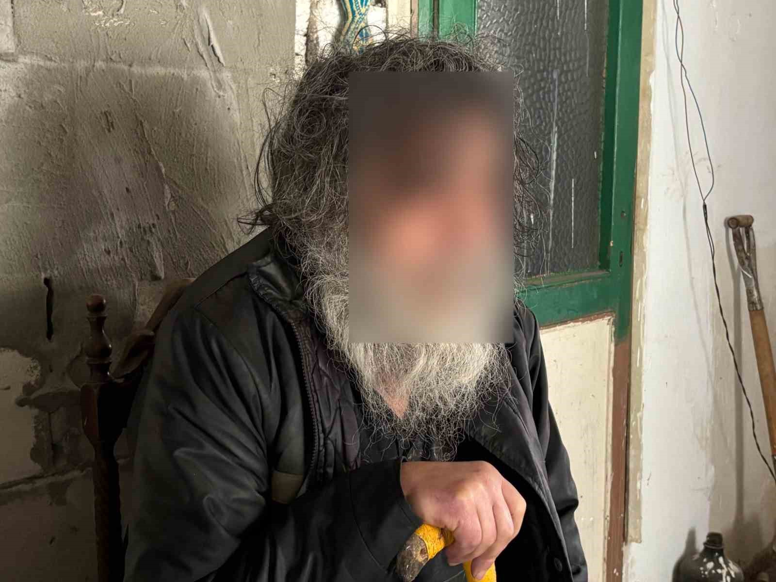 Çöp evin altından dram çıktı: "Bir senedir dışarı çıkmıyorum"