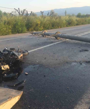 Otomobilin devirdiği elektrik direğine motosiklet çarptı: 4 yaralı