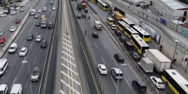 Bahçelievler’de İETT Otobüsü arızalandı, trafik nedeniyle vatandaş yol ortasında otobüs bekledi