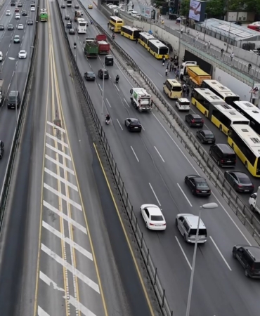 Bahçelievler’de İETT Otobüsü arızalandı, trafik nedeniyle vatandaş yol ortasında otobüs bekledi