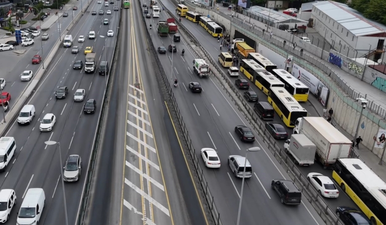 Bahçelievler’de İETT Otobüsü arızalandı, trafik nedeniyle vatandaş yol ortasında otobüs bekledi