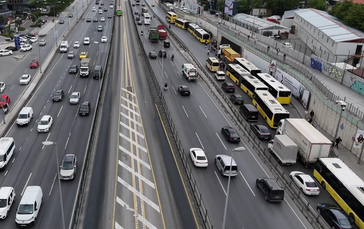 Bahçelievler’de İETT Otobüsü arızalandı, trafik nedeniyle vatandaş yol ortasında otobüs bekledi