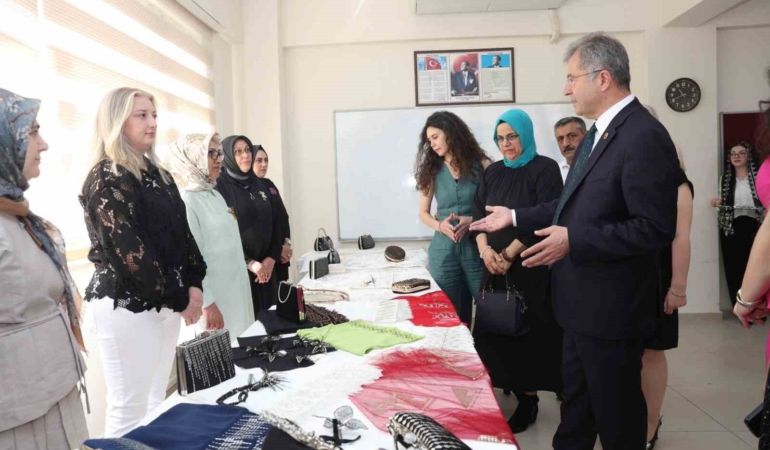 OSMEK kursiyerlerinin eserleri Hüdavendigar’da sergilendi