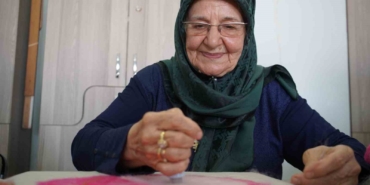Yaşlı kadın gençlik hayalini gerçekleştiriyor