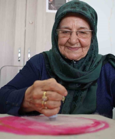 Yaşlı kadın gençlik hayalini gerçekleştiriyor