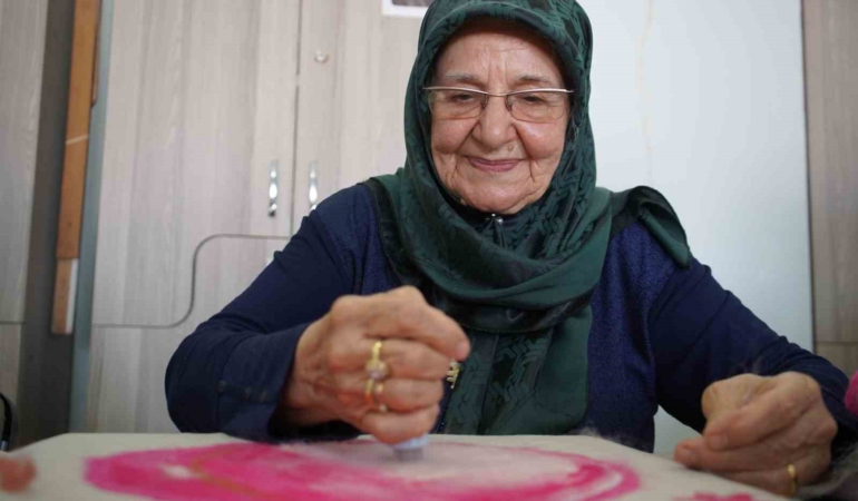 Yaşlı kadın gençlik hayalini gerçekleştiriyor