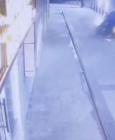 Şişli’de kontrolden çıkan lüks otomobil dükkana daldı: O anların görüntüsü ortaya çıktı