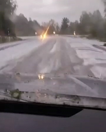 Dolu yağışı yolu beyaza bürüdü