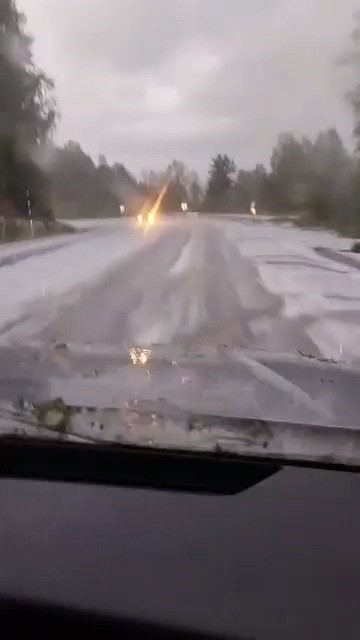 Dolu yağışı yolu beyaza bürüdü