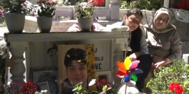 Gülhan Ünlü oğlu Atlas’ın mezarı başında gözyaşlarını tutamadı: "Atlas’sız ikinci bayramımız, acımız gün gün katbekat artıyor"