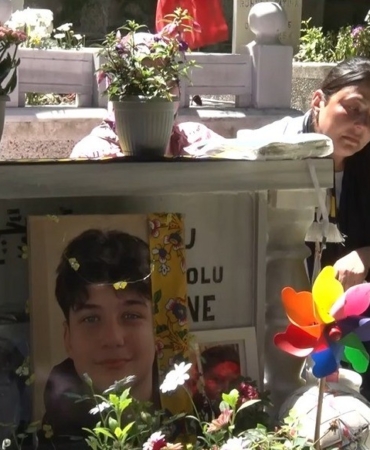 Gülhan Ünlü oğlu Atlas’ın mezarı başında gözyaşlarını tutamadı: "Atlas’sız ikinci bayramımız, acımız gün gün katbekat artıyor"