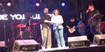 Gece Yolcuları’na sahnede sürpriz: Diplomalarını yıllar sonra aldılar