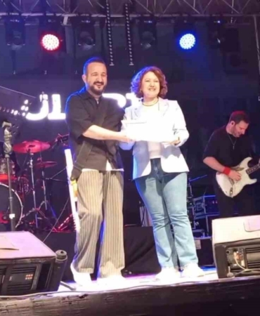 Gece Yolcuları’na sahnede sürpriz: Diplomalarını yıllar sonra aldılar