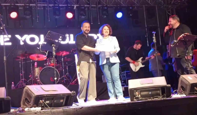 Gece Yolcuları’na sahnede sürpriz: Diplomalarını yıllar sonra aldılar