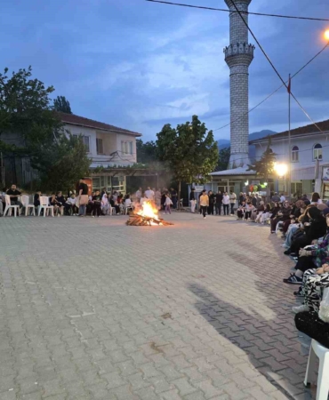 Yunan askerine geçit vermeyen dedelerini andılar